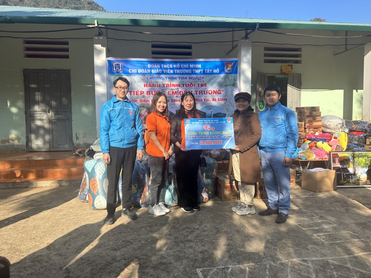 Chi đoàn thanh niên trường THPT Tây Hồ, Hà Nội tặng quà cho học sinh trường Mầm Non xã Pả Vi.