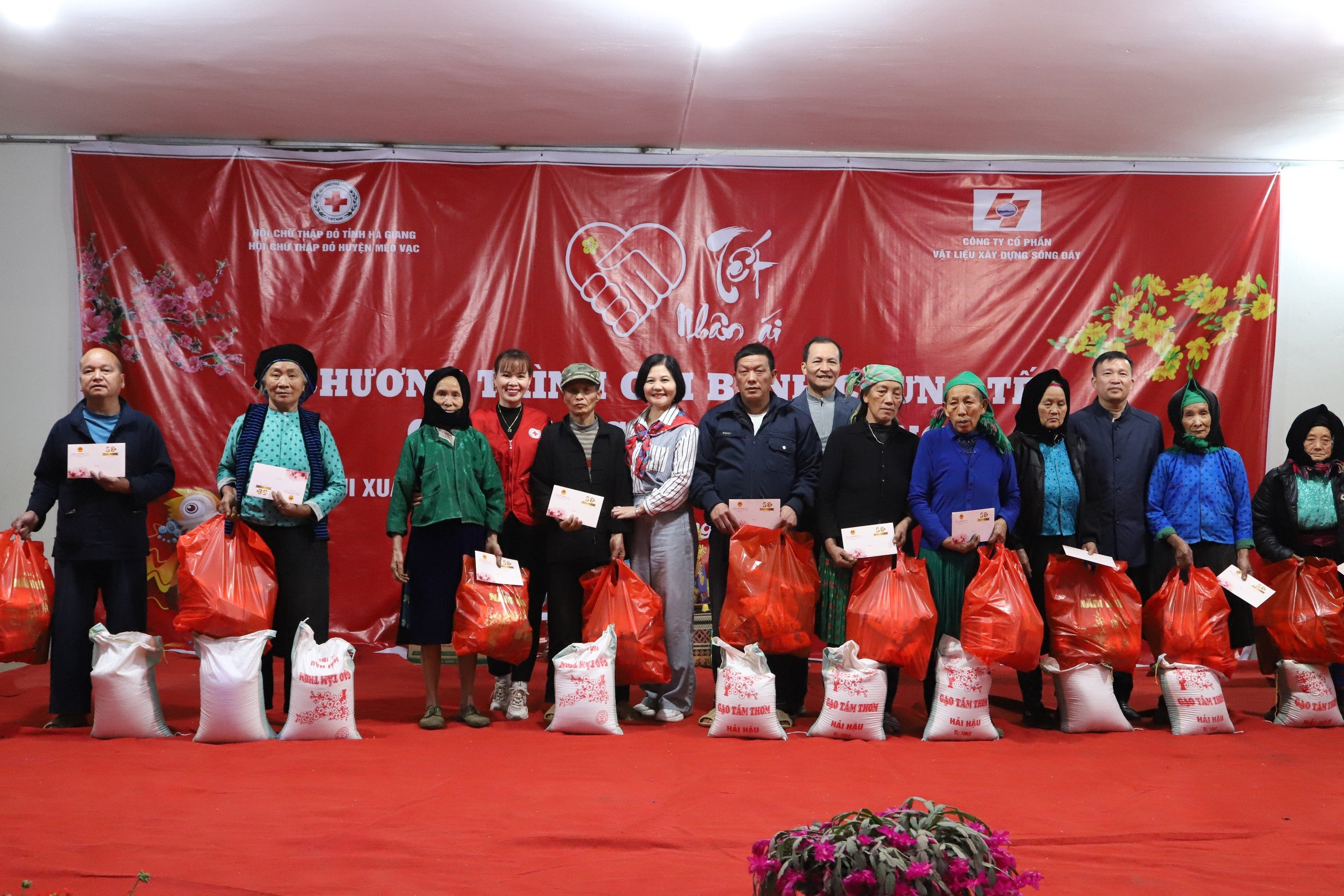 Công ty Cổ phần vật liệu xây dựng Sông Đáy (Thành phố Hà Nội) tổ chức chương trình Tết cho em và chợ tết 0 đồng cho các em học sinh và hộ nghèo trên địa bàn xã.
