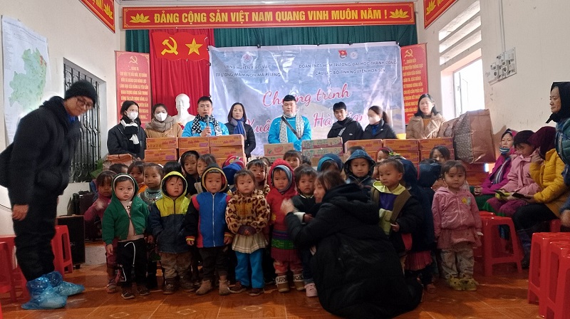 Đoàn TNCS Hồ Chí Minh, Trường Đại học Thành Đông, Câu lạc bộ tình nguyện Hoa Sen – Thành phố Hải Dương tặng quà tết cho thôn Mã Pì Lèng, thôn Há Súng.
