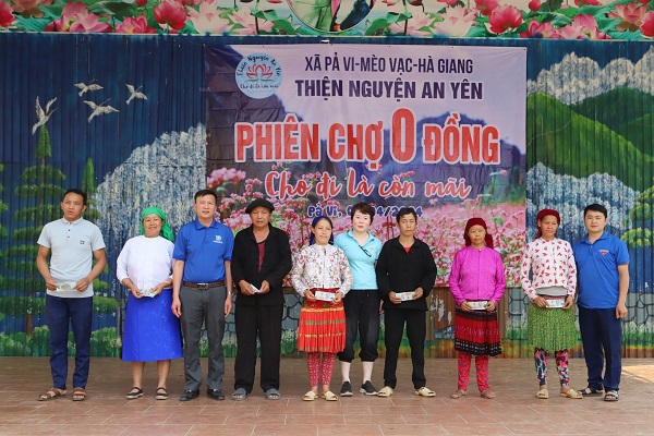 Đoàn thiện nguyện An Yên, thành phố Hà Nội tổ chức phiên chợ 0 đồng cho các hộ nghèo trên địa bàn xã Pả Vi.