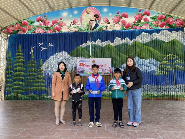 Quỹ bảo trợ trẻ em Việt Nam đã tổ chức trao học bổng cho trẻ em có hoàn cảnh khó khăn trên địa bàn xã Pả Vi.