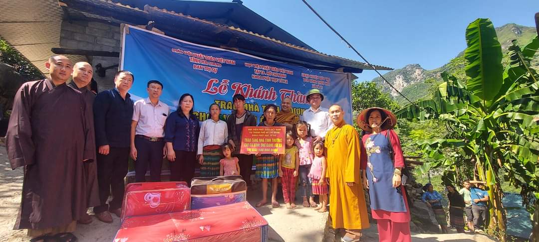 Tổ chức khánh thành nhà tình thương hỗ trợ hộ nghèo Giàng Xìa Xá thôn Mã Pì Lèng xã Pả Vi.