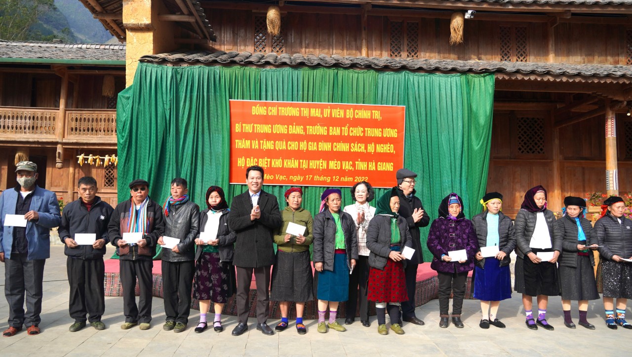 Đồng chí Trương Thị Mai – Trưởng Ban Tổ chức Trung ương tặng quà hộ nghèo, học sinh, người cao tuổi xã Pả Vi.